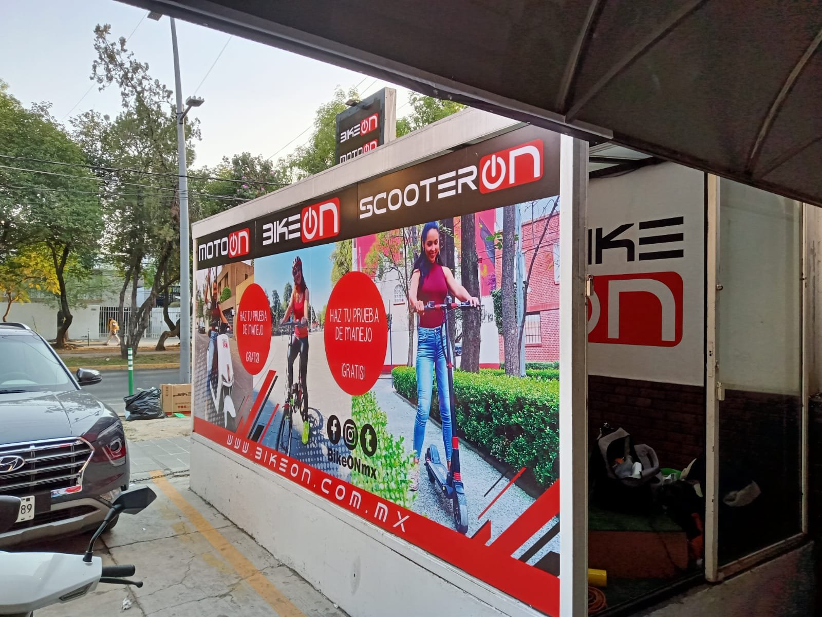 Instalación de lona publicitaria en fachada comercial